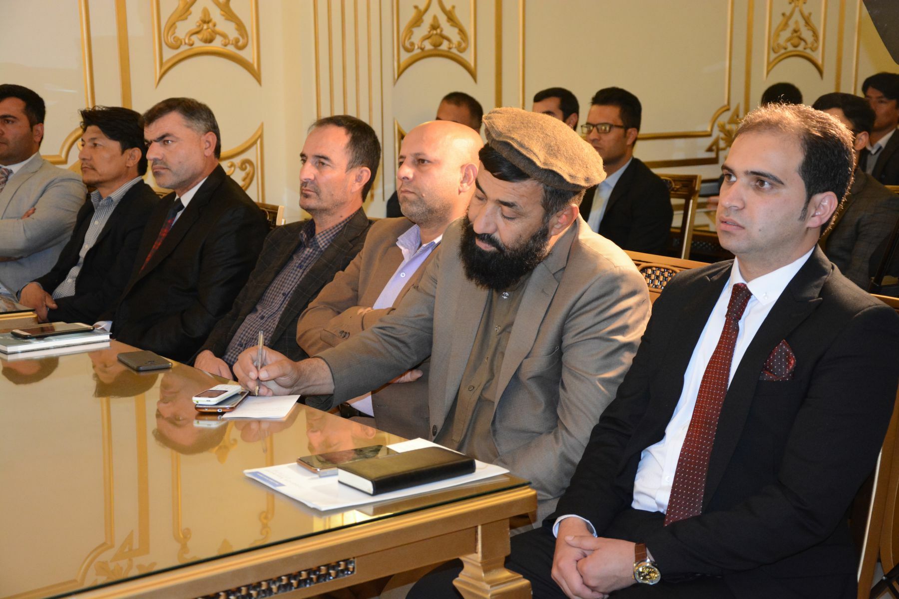 تصویری از محترم محمد خالد “رامزی” همراه با اساتید و سخنرانان در جریان محفل