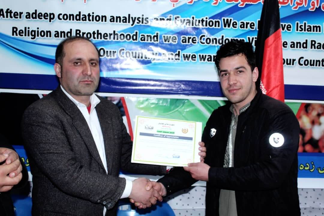 Mr. Ghafoor Saleh member of The White Assembly during presenting the certificate of a participant