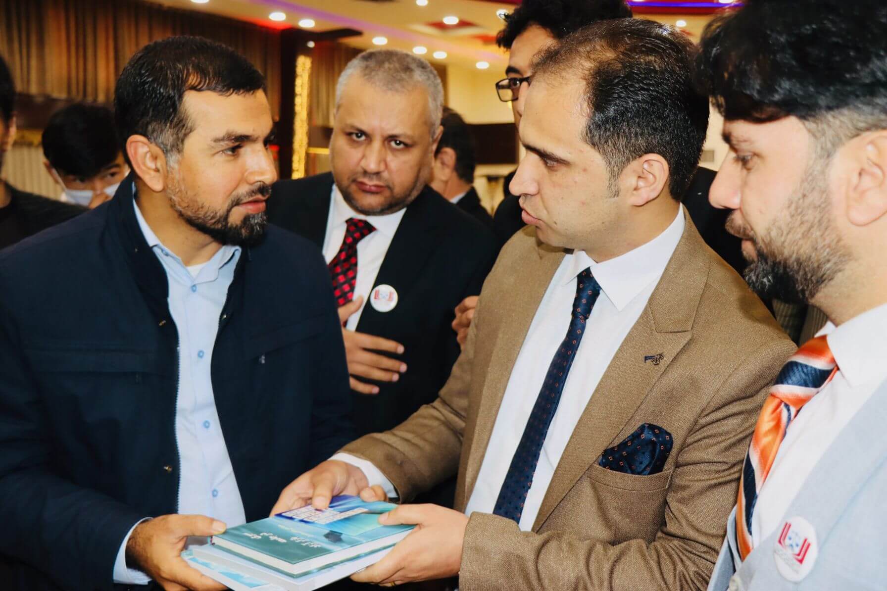 محترم محمد خالد رامزی رئیس اجرائیه موسسه مطالعات اقتصادی و حقوقی افغانستان در هنگام اهدای سی دی و کتب نشر و چاپ شده از طریق این موسسه برای محترم والی صاحب هرات.