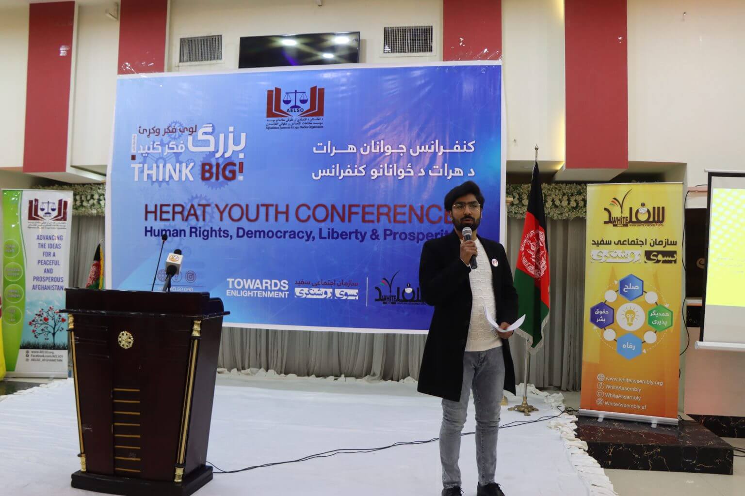 محترم محمد امید هشام استاد پوهنتون کابل در جریان سخنرانی های‌شان در این کنفرانس.